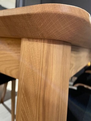 Tischaussenkante Eichenholz-Tisch