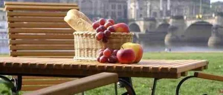 feines Robinienholz in Verbindung mit einem klassischen Metallgestell