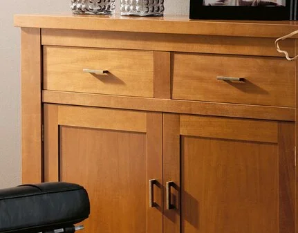 Schrank präsentiert sich in klaren, harmonischen Linien –