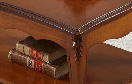 Barocker Couchtisch im klassischen Stil Barocker Couchtisch im klassischen Stil
