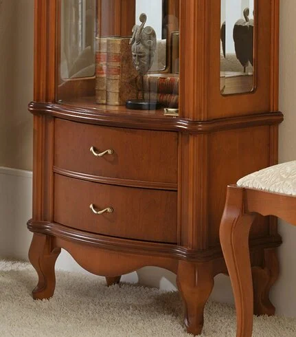 Detailbild klassische Holz Vitrine Kirsche oder Nussbaum
