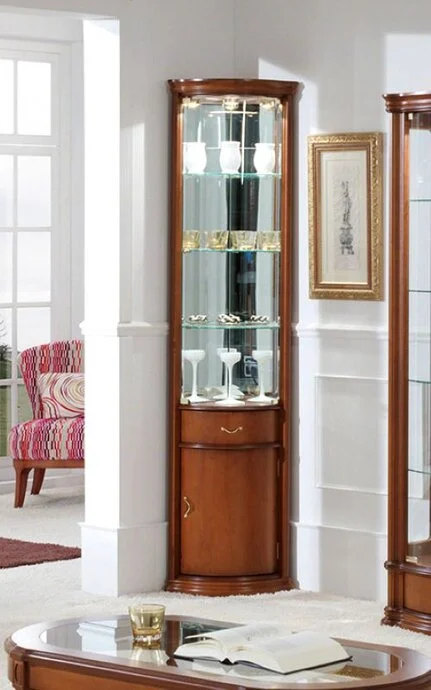Eckvitrine aus Italien, klassisch in Kirschbaum.Nussbaum Eckvitrine aus Italien, klassisch in Kirschbaum.Nussbaum