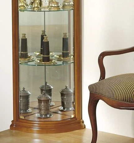 Eckvitrine Kirschbaum halbrund Sockelfuss