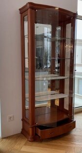 Deails der italienischen Sammlervitrine Kunstgegenstände eindrucksvoll in Szene setzten